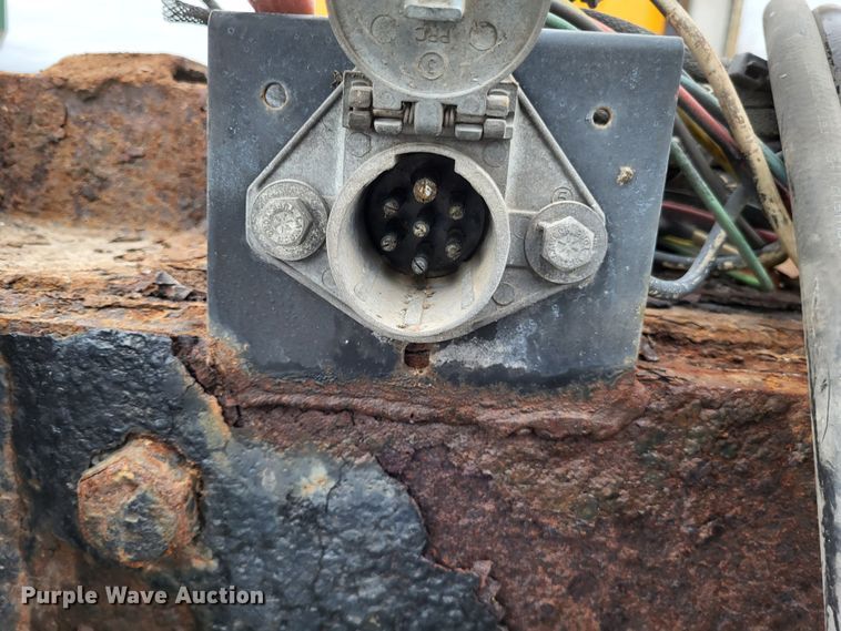 image for item LR9129 2002 International 4900  truck cab and chassis