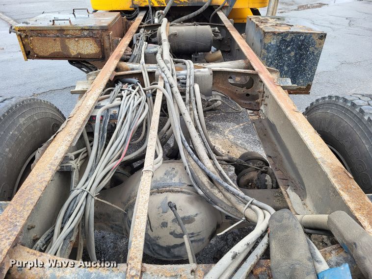 image for item LR9129 2002 International 4900  truck cab and chassis