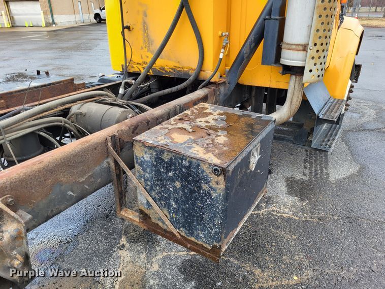 image for item LR9129 2002 International 4900  truck cab and chassis