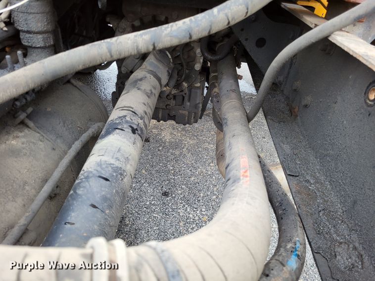 image for item LR9129 2002 International 4900  truck cab and chassis