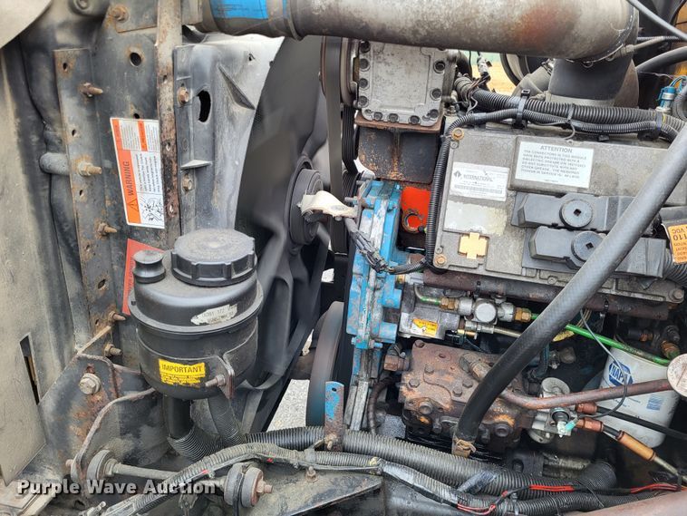 image for item LR9129 2002 International 4900  truck cab and chassis