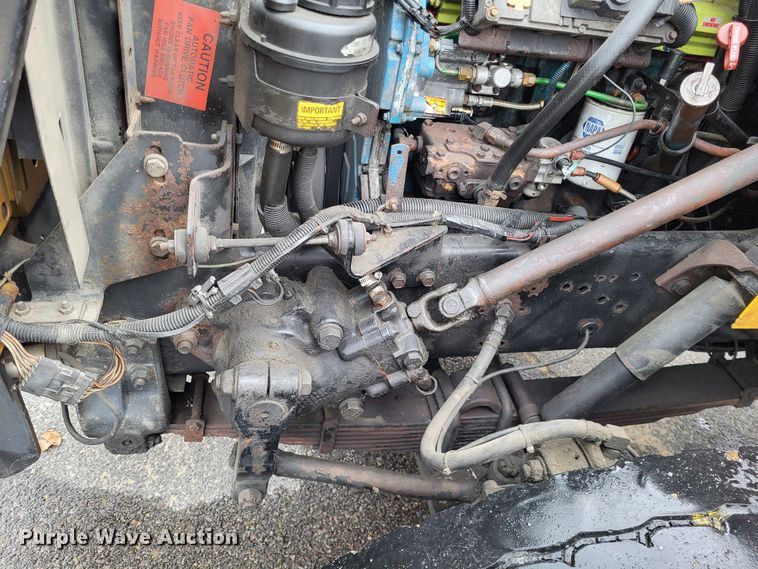 image for item LR9129 2002 International 4900  truck cab and chassis