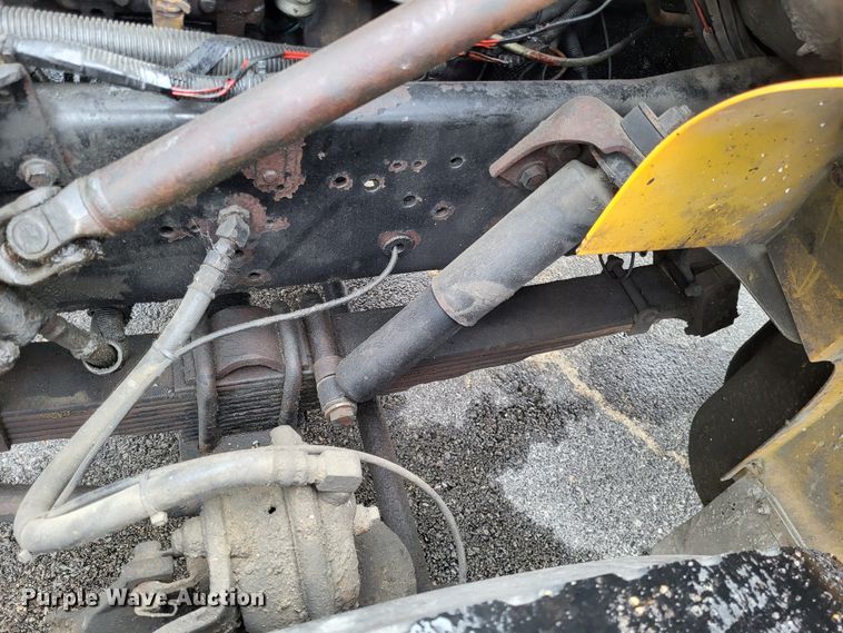 image for item LR9129 2002 International 4900  truck cab and chassis