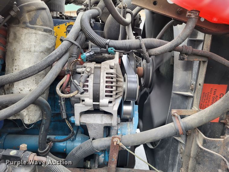 image for item LR9129 2002 International 4900  truck cab and chassis