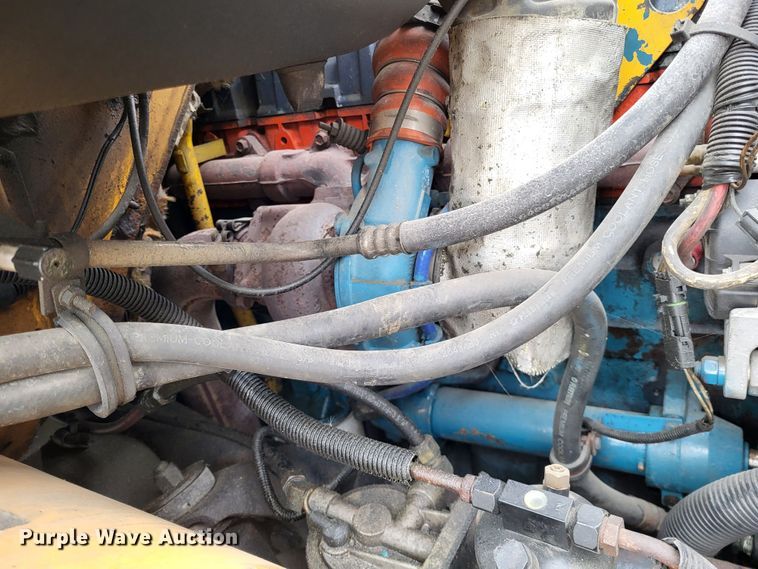 image for item LR9129 2002 International 4900  truck cab and chassis