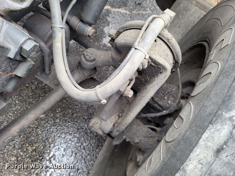 image for item LR9129 2002 International 4900  truck cab and chassis