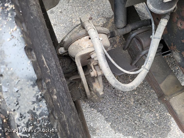 image for item LR9129 2002 International 4900  truck cab and chassis