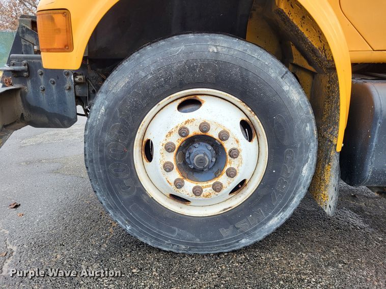 image for item LR9129 2002 International 4900  truck cab and chassis