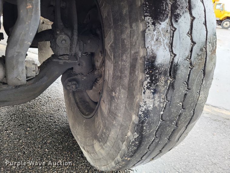 image for item LR9129 2002 International 4900  truck cab and chassis