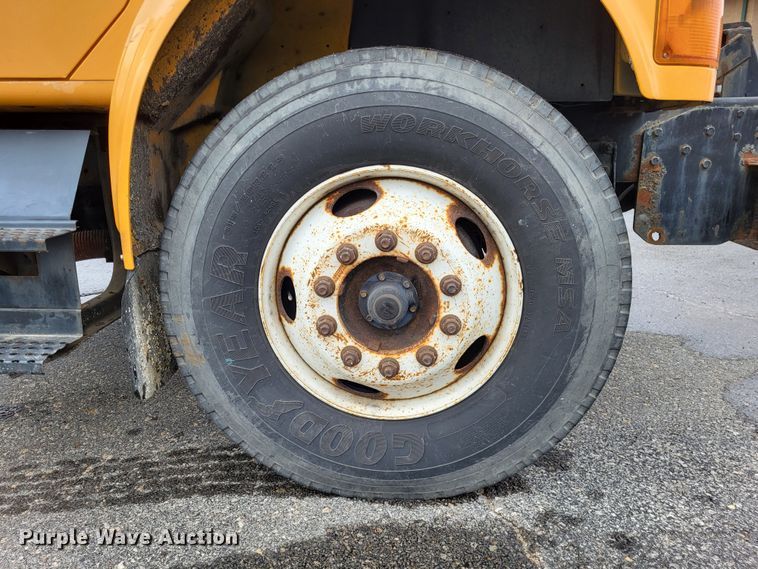 image for item LR9129 2002 International 4900  truck cab and chassis