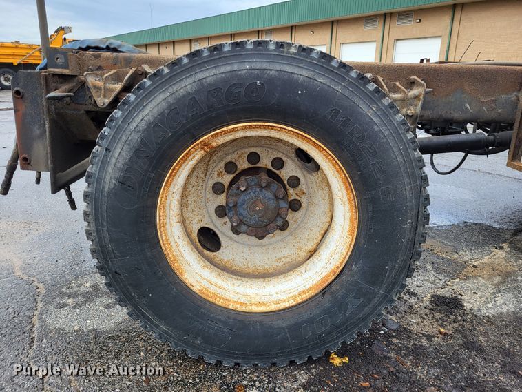 image for item LR9129 2002 International 4900  truck cab and chassis