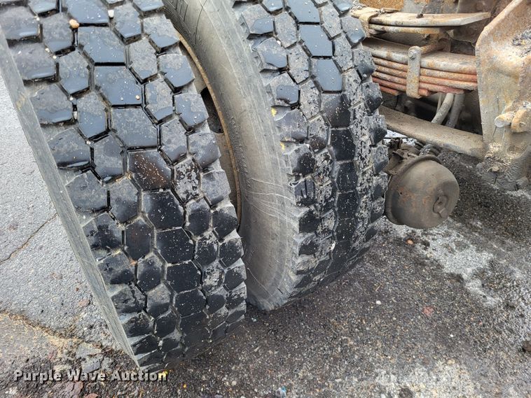 image for item LR9129 2002 International 4900  truck cab and chassis