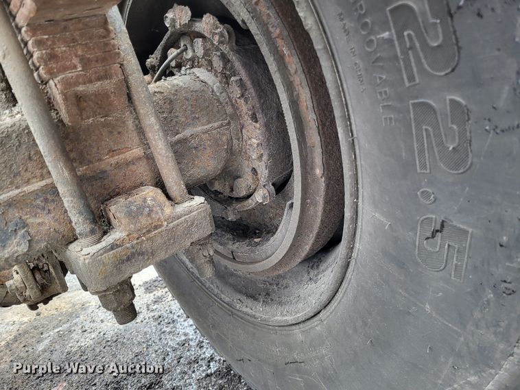 image for item LR9129 2002 International 4900  truck cab and chassis