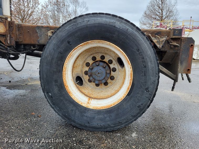 image for item LR9129 2002 International 4900  truck cab and chassis