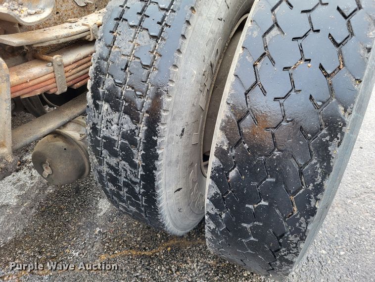 image for item LR9129 2002 International 4900  truck cab and chassis