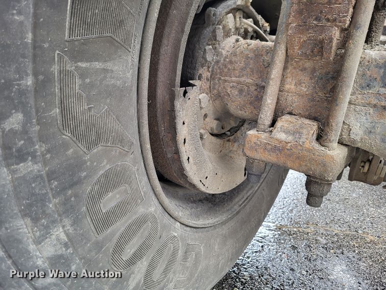 image for item LR9129 2002 International 4900  truck cab and chassis