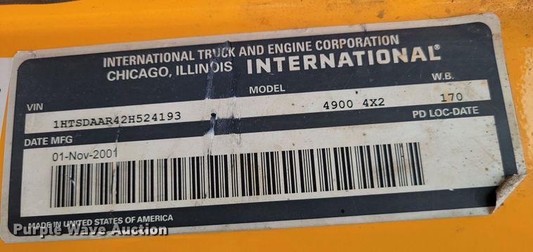 image for item LR9129 2002 International 4900  truck cab and chassis