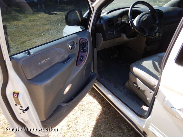 image for item LU9657 2004 Chrysler Town & Country Limited  van