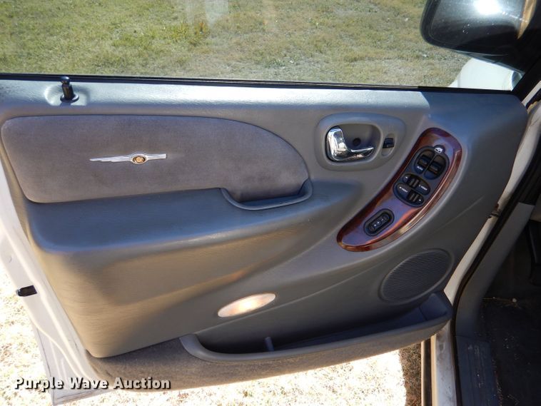 image for item LU9657 2004 Chrysler Town & Country Limited  van