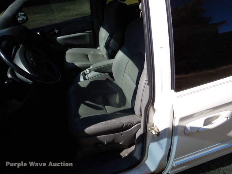 image for item LU9657 2004 Chrysler Town & Country Limited  van