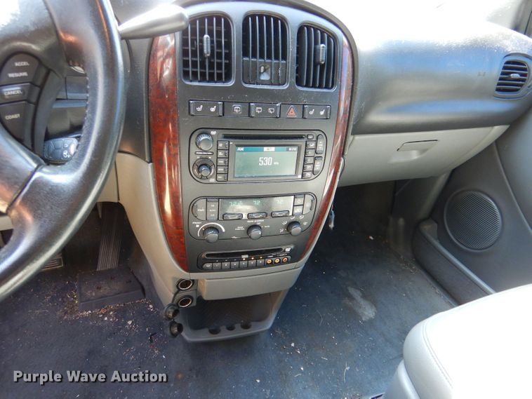 image for item LU9657 2004 Chrysler Town & Country Limited  van