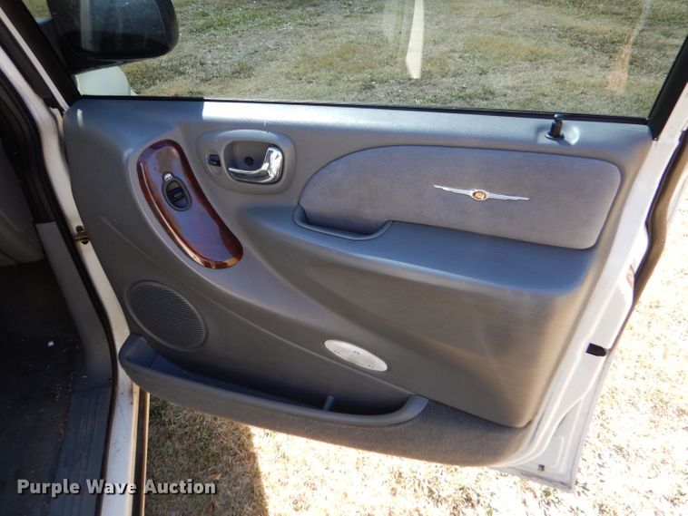 image for item LU9657 2004 Chrysler Town & Country Limited  van