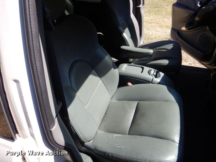 image for item LU9657 2004 Chrysler Town & Country Limited  van