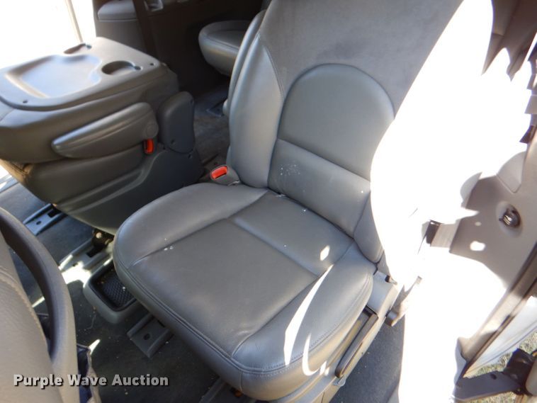 image for item LU9657 2004 Chrysler Town & Country Limited  van