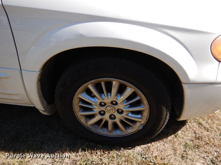 image for item LU9657 2004 Chrysler Town & Country Limited  van