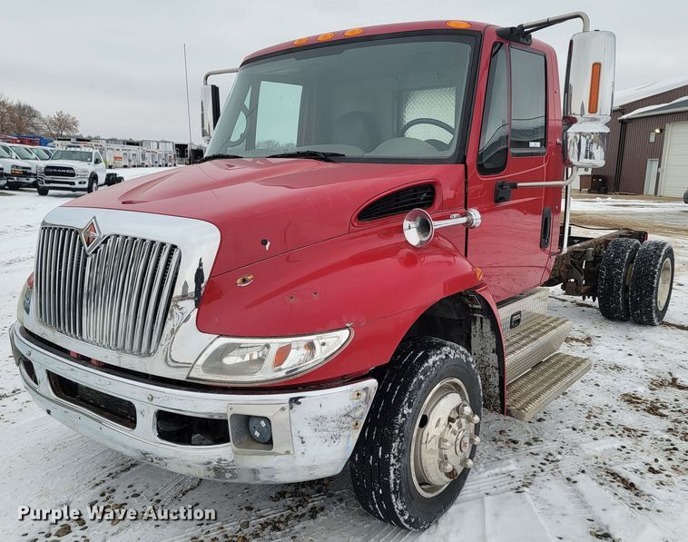 image for item ME9608 2010 International DuraStar 4300  truck cab and chassis