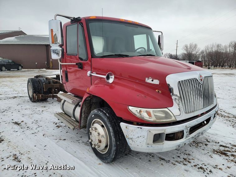 image for item ME9608 2010 International DuraStar 4300  truck cab and chassis