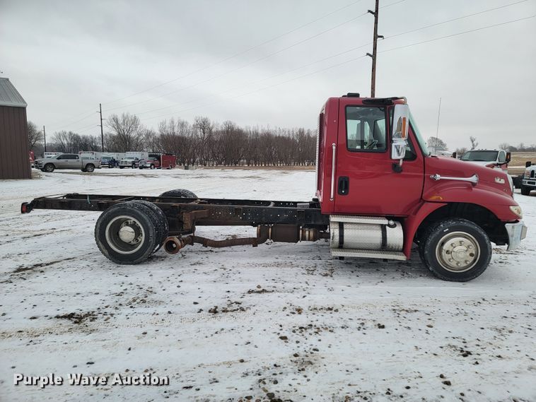 image for item ME9608 2010 International DuraStar 4300  truck cab and chassis