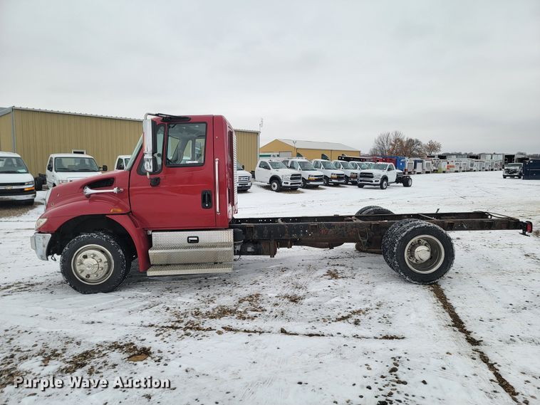 image for item ME9608 2010 International DuraStar 4300  truck cab and chassis