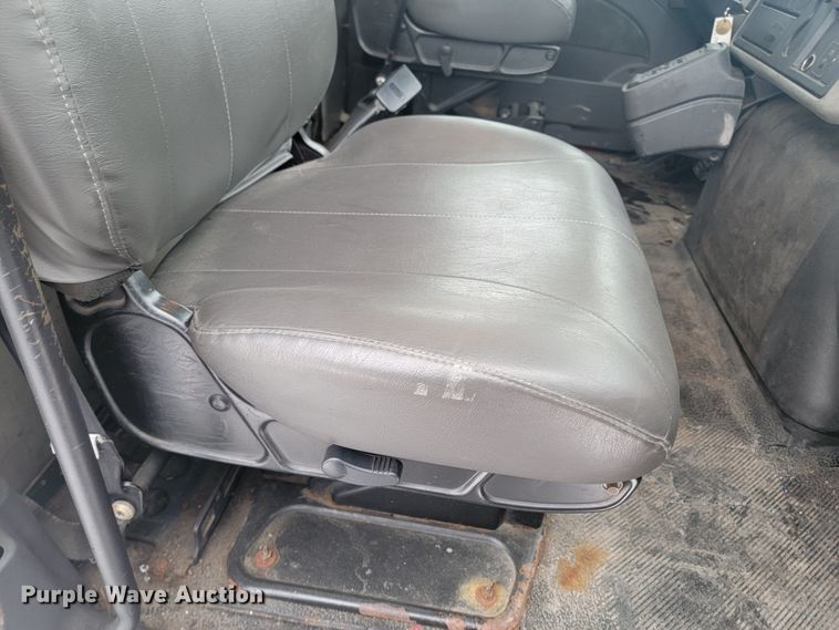 image for item ME9608 2010 International DuraStar 4300  truck cab and chassis