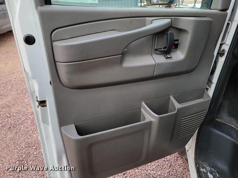 image for item ME9621 2009 Chevrolet Express 3500  box truck