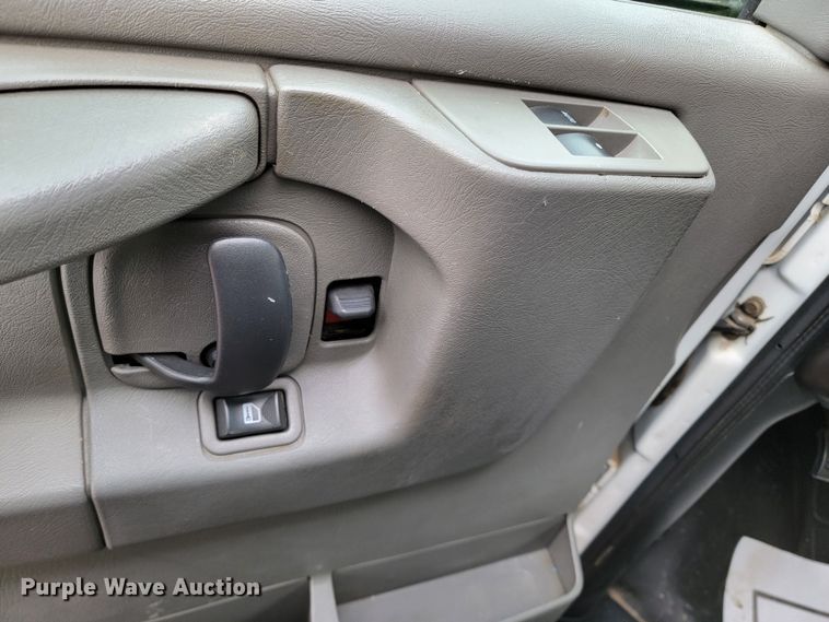 image for item ME9621 2009 Chevrolet Express 3500  box truck