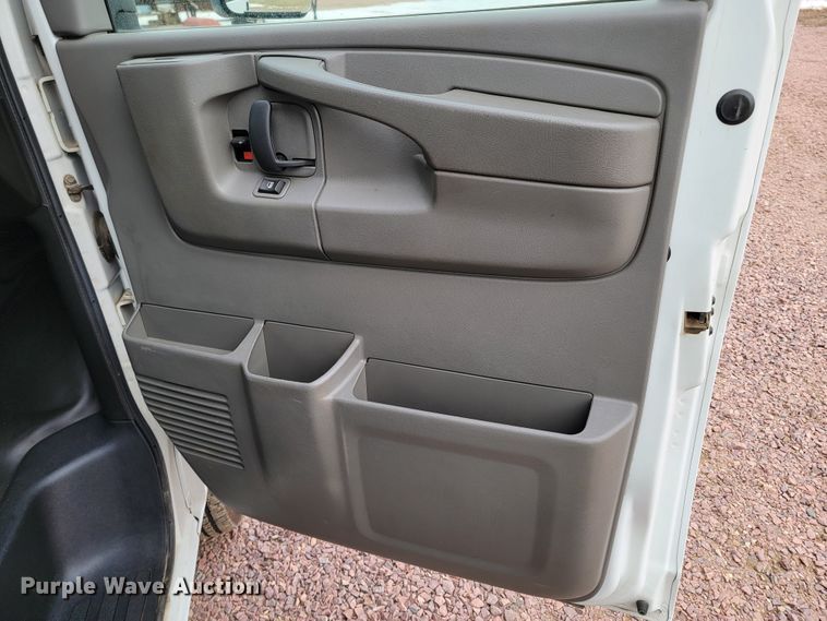 image for item ME9621 2009 Chevrolet Express 3500  box truck