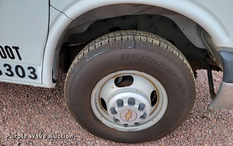 image for item ME9621 2009 Chevrolet Express 3500  box truck