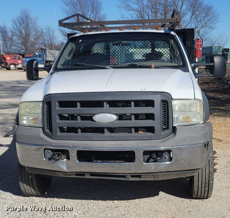 image for item MH9580 2005 Ford F450 Super Duty  Crew Cab flatbed truck