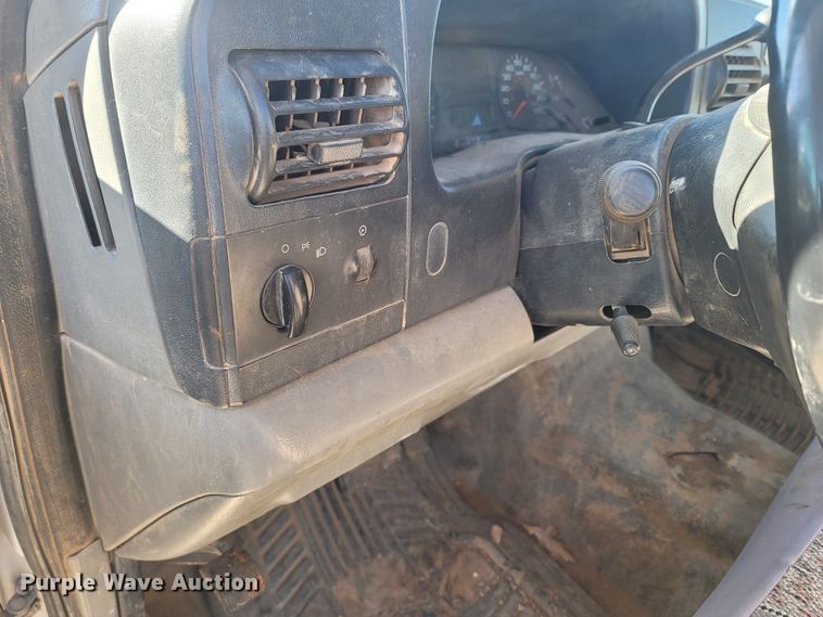 image for item MH9580 2005 Ford F450 Super Duty  Crew Cab flatbed truck