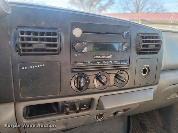 image for item MH9580 2005 Ford F450 Super Duty  Crew Cab flatbed truck