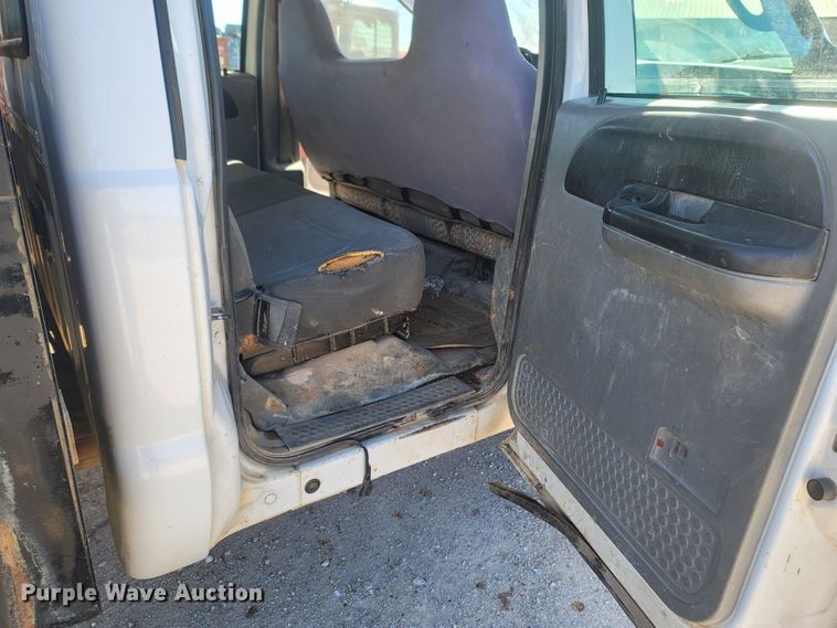 image for item MH9580 2005 Ford F450 Super Duty  Crew Cab flatbed truck