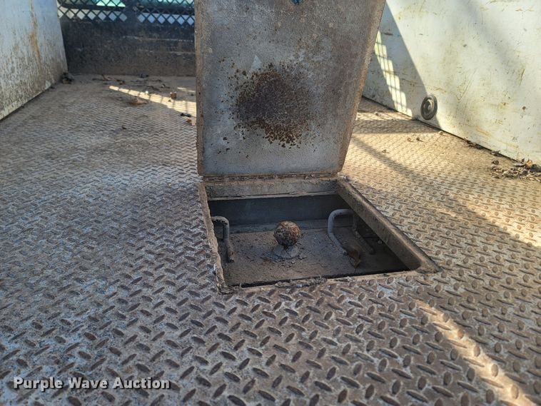 image for item MH9580 2005 Ford F450 Super Duty  Crew Cab flatbed truck