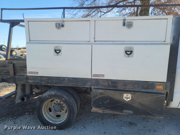 image for item MH9580 2005 Ford F450 Super Duty  Crew Cab flatbed truck