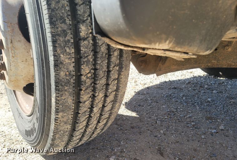 image for item MH9580 2005 Ford F450 Super Duty  Crew Cab flatbed truck