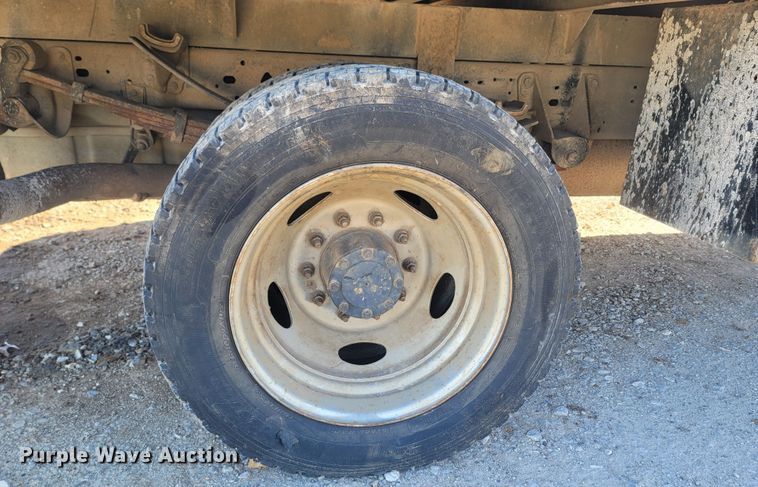 image for item MH9580 2005 Ford F450 Super Duty  Crew Cab flatbed truck