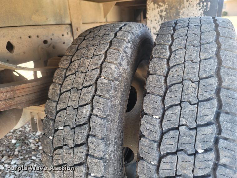 image for item MH9580 2005 Ford F450 Super Duty  Crew Cab flatbed truck