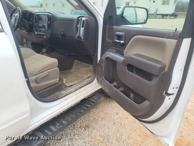 image for item MH9597 2018 Chevrolet Silverado 1500  Crew Cab pickup truck