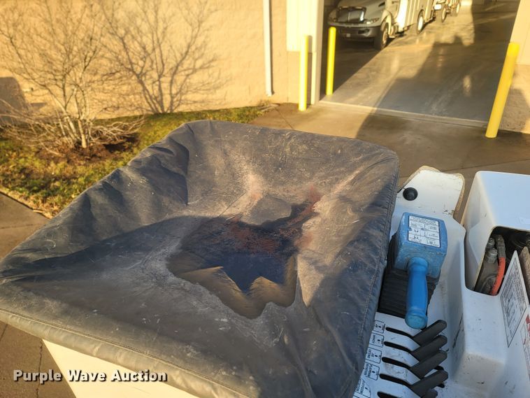 image for item MH9599 2017 Ford F550 Super Duty XL  bucket truck