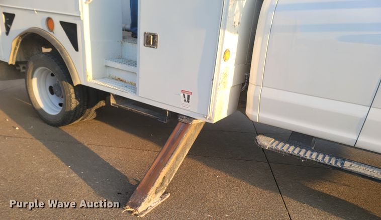 image for item MH9599 2017 Ford F550 Super Duty XL  bucket truck